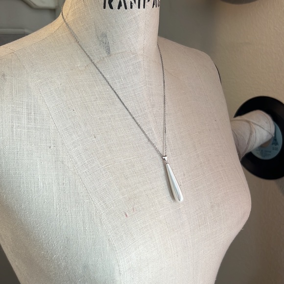 White Shell Pearls Necklace & Earrings set. - Picture 6 of 8